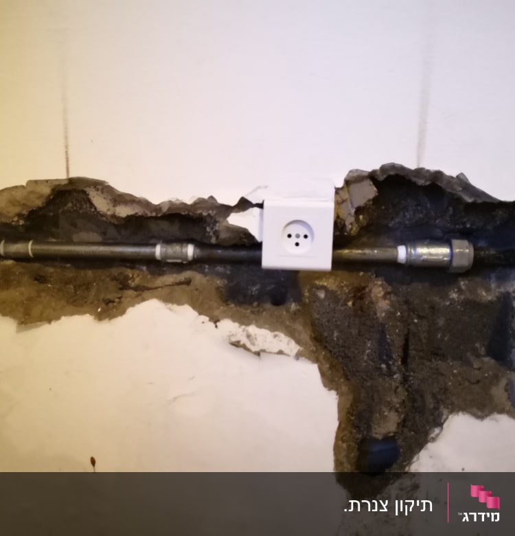 צינור מתכת חשוף בקיר עם חיבורים